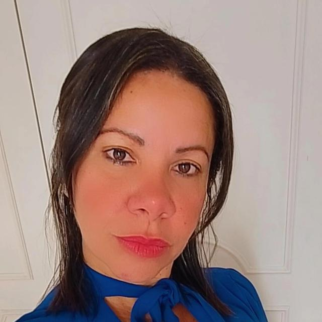 Jana, que conduz o Café e Criação do dia da Comunidade O Novo Pensamento